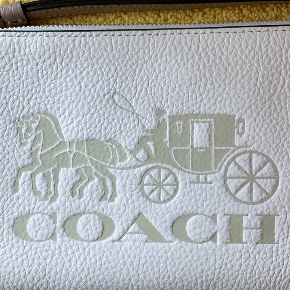 🐴 COACH LARGE CORNER WRISTLET WITH HORSE AND CARRIAGE 🐴 - Picture 11 of 16